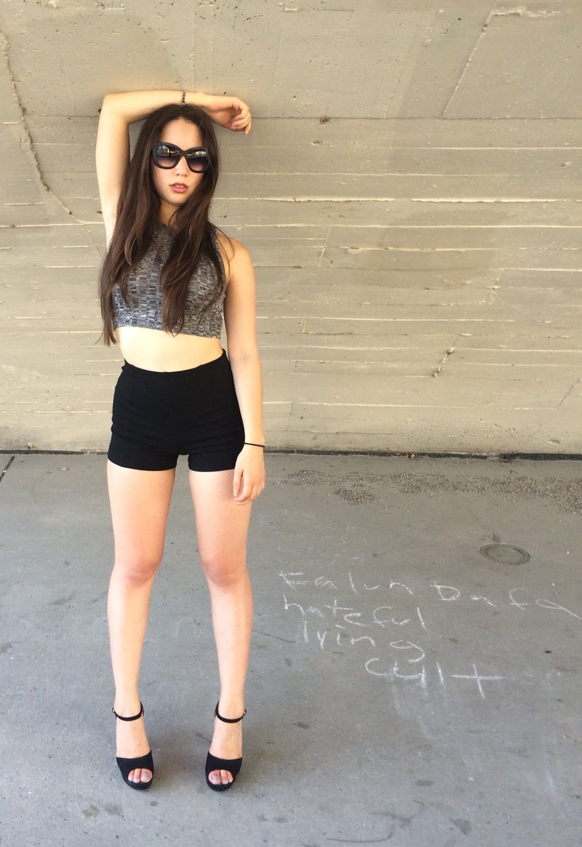 LaColombeGirl's tweet photo. What are my go-to crop tops rn? They're Wilfred Free's Winberg Tanks! https://t.co/Zp8QwrJmN3 https://t.co/0mA5Dx5DNG