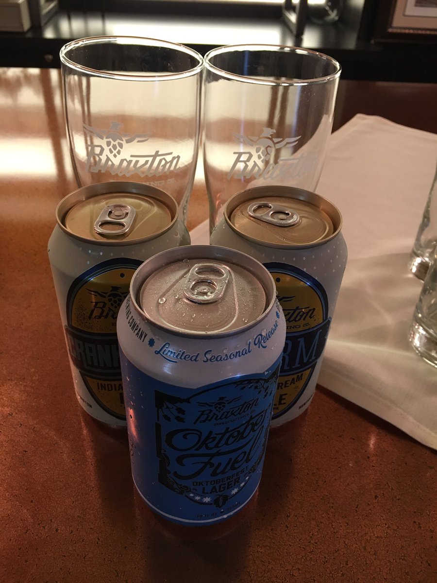 BayouBluegrass's tweet image. Hanging out at TNL with @ukcollegeoflaw and a beer pairing at Copper Roux with Clark Distributing. #ThirstyThursday