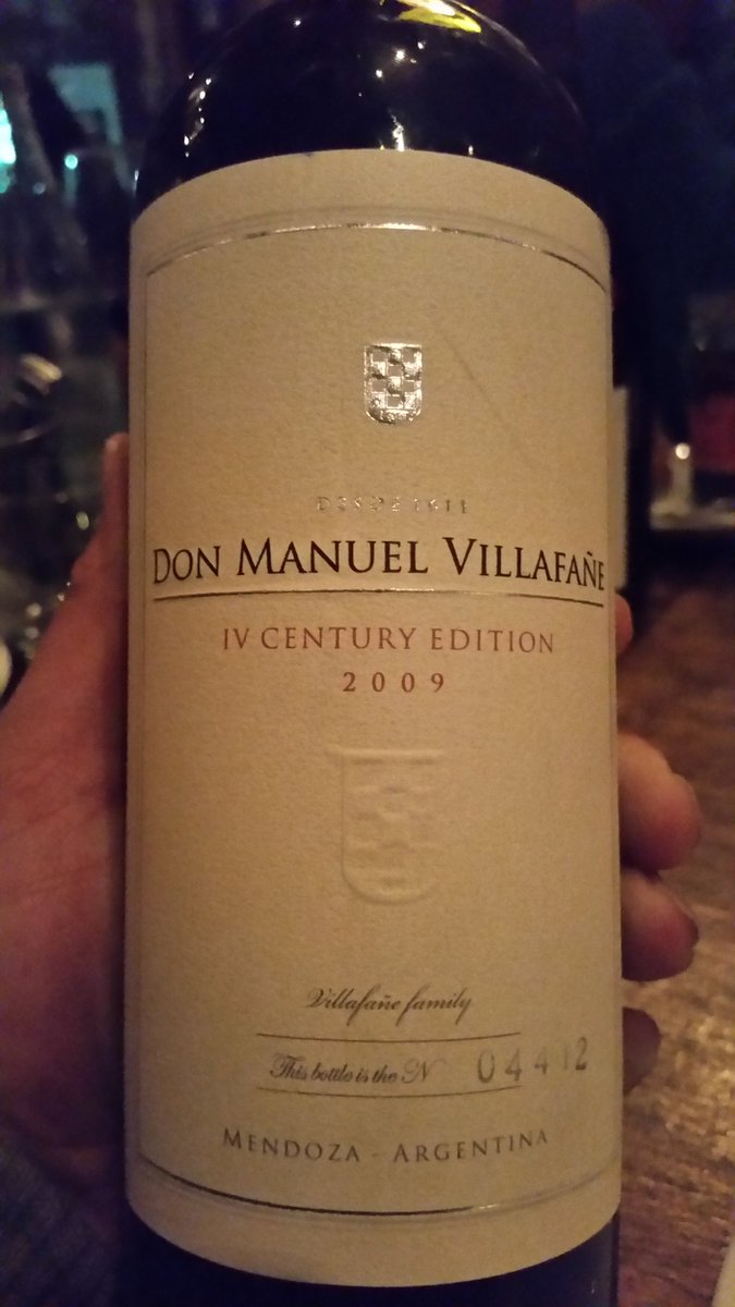gabikara's tweet photo. Dos tremendos vinos maridan 10 puntos con este matambrito en @elperonperon , amigos , vino y cena , que mas queres.. https://t.co/C5vcuXn3ZN