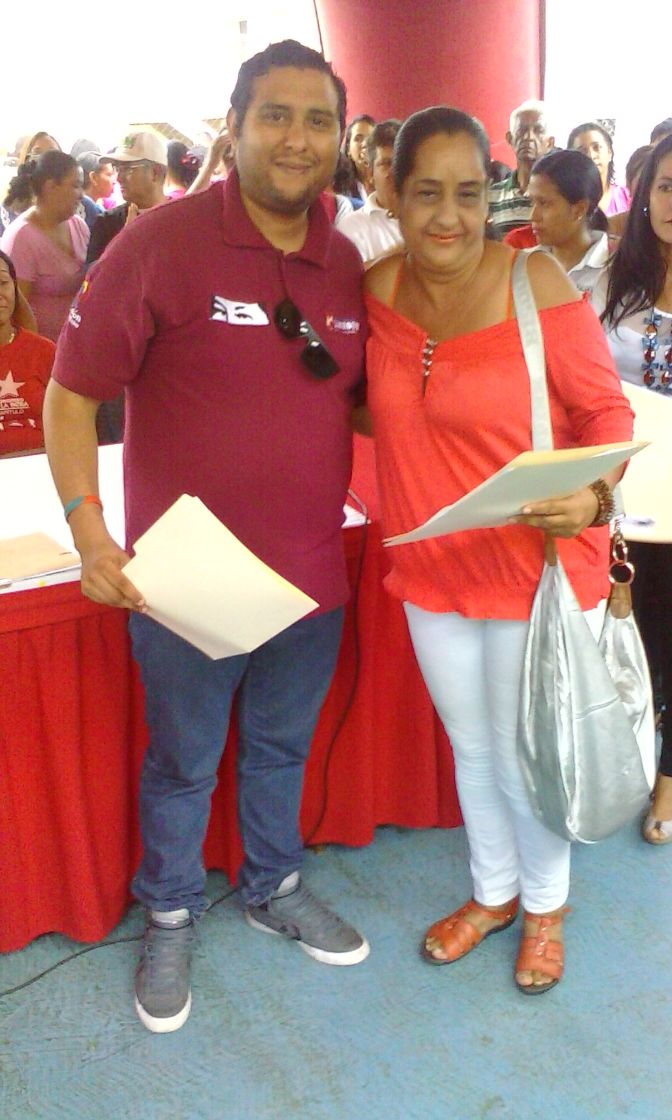 GMVV_Carabobo1's tweet photo. Vía .@INTUOficial .@VTVcanal8 INTUCarabobo entrego títulos de propiedad de terrenos en Guacara Samán 11 y 12 https://t.co/wGLt8amQtP