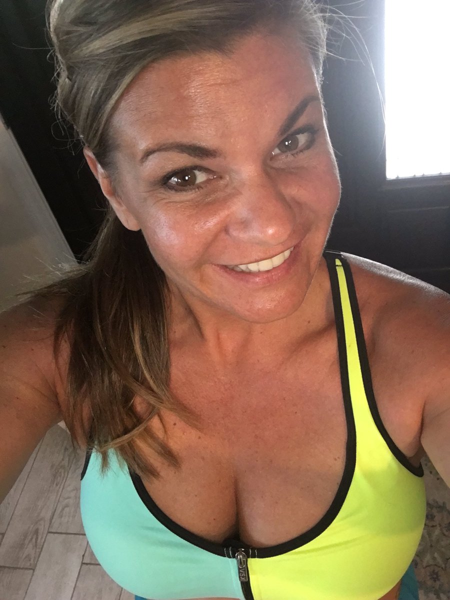 overfortyfab's tweet photo. Surround yourself with the badasses of the world and DO eeeeettt! #badass #doit #over40life #workout https://t.co/6QEtetVQMC