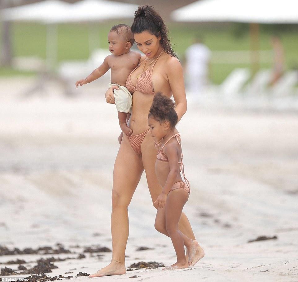 jlodash's tweet photo. Kim, North and Saint in Mexico 😍 https://t.co/TyYA6DROFw