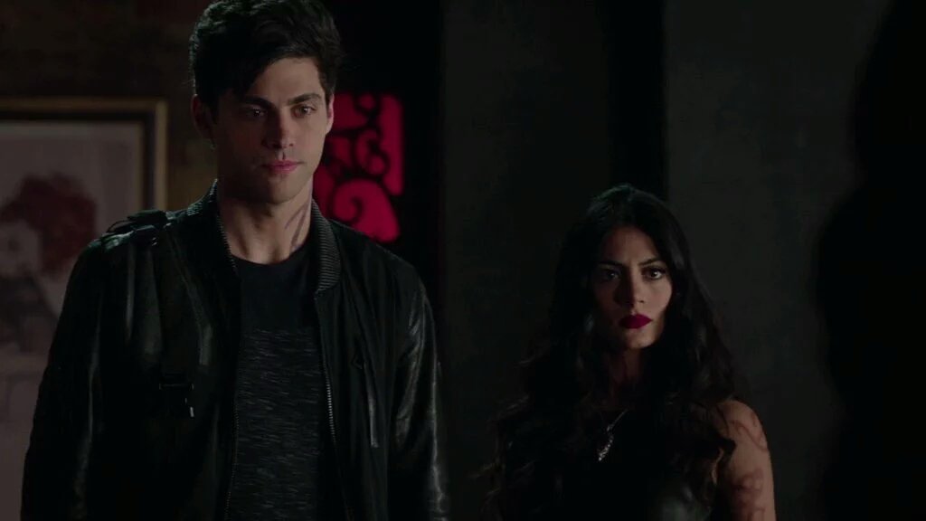 hotelgunner's tweet photo. the disappointment on Alec's face when he saw Camille kissing Magnus is heartbreaking
#ReasonsWeLoveMalec #MalecWeek https://t.co/JzkWcvAk5G
