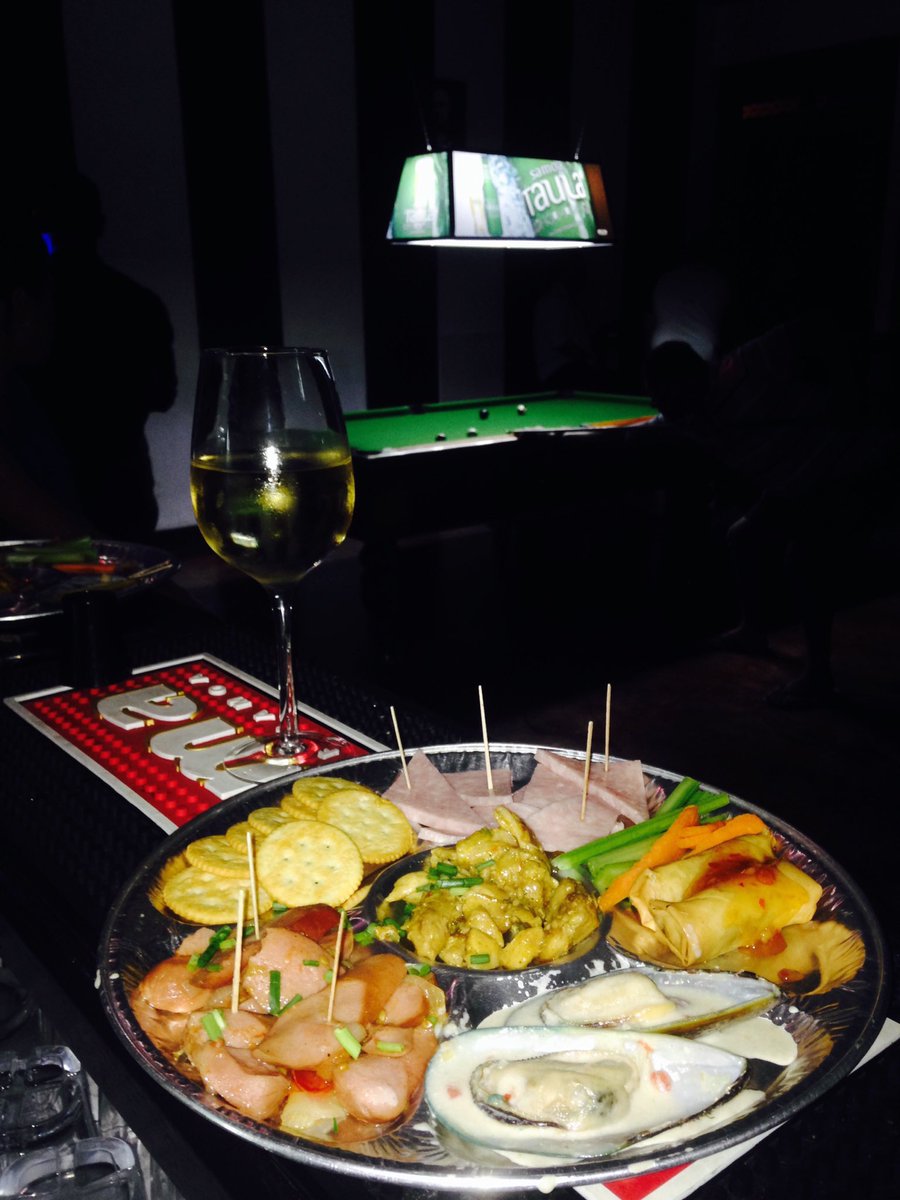 TuxxSamoa's tweet photo. Happy Flyday! Join us for free delicious pupu to celebrate the start of the weekend! 👯🍻🍹🍸#TuxxIt https://t.co/ImAgQL3NUE