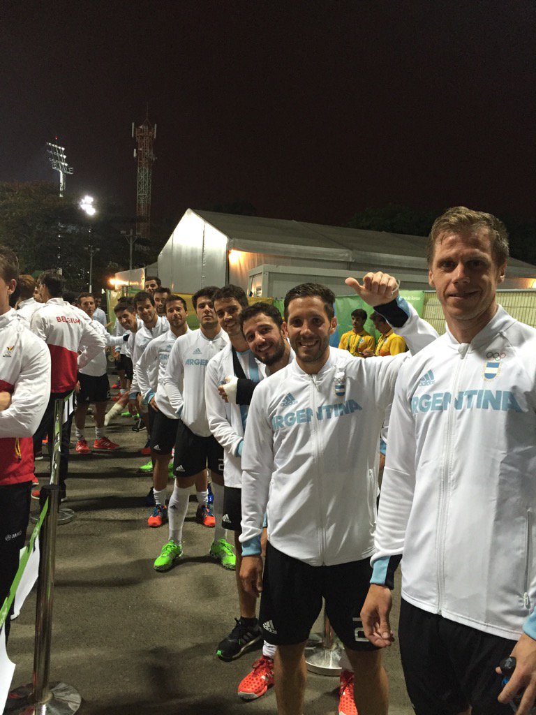 AgustinMazzilli's tweet photo. En fila esperando la medalla de....... OROOOOOO!!!! Vamos Argentina carajoooo #vamos leones #hockey https://t.co/5nDsdFf1o1