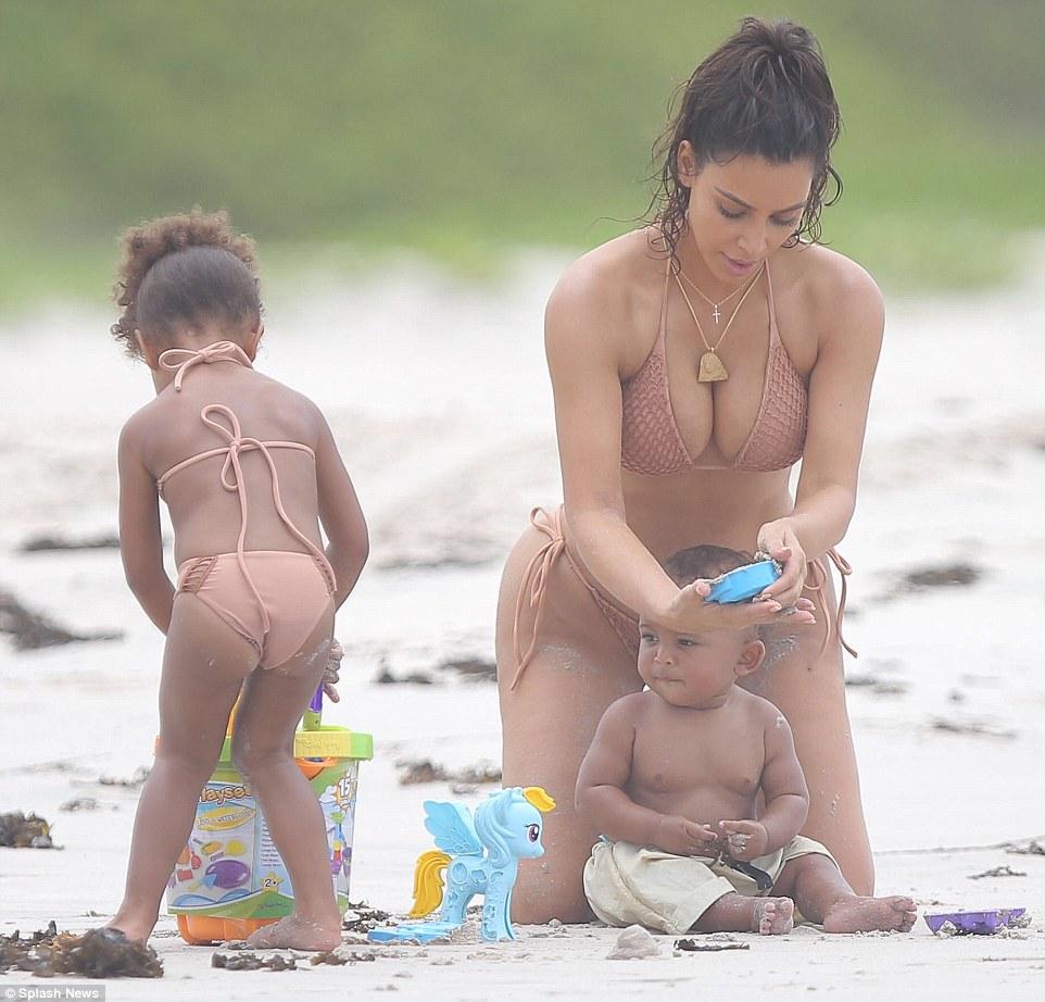 jlodash's tweet photo. Kim, North and Saint in Mexico 😍 https://t.co/TyYA6DROFw