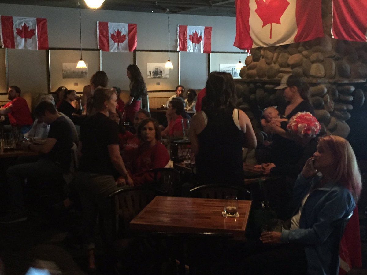 QRcalgary's tweet image. Crowd at Riverstone pub anxiously awaits gold medal bout featuring @UCalgary @ericawiebe  #yyc