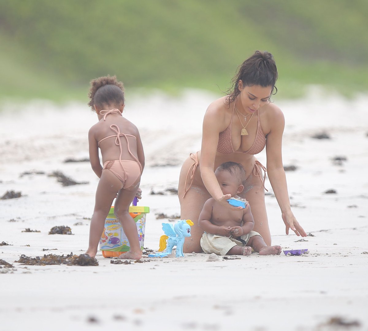 KimKLegion's tweet photo. Kim playing with North and Saint on the beach is one of the cutest things ever 😍 https://t.co/kYYkyjNuUC