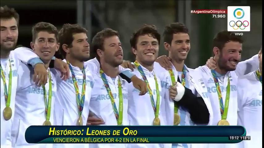 [AHORA] #ArgentinaOlímpica es #HOCKEY > En lo más alto del podio de #Rio2016 se escucha el himno nacional
