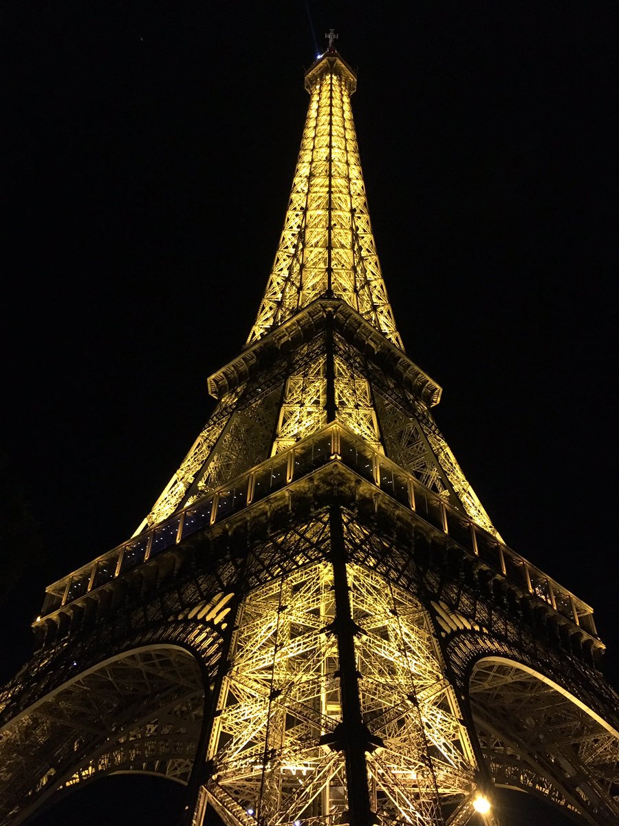 pavanapuresan's tweet photo. Just #CannotGetOver it. #EiffelTower https://t.co/0ysCkY5ZNy