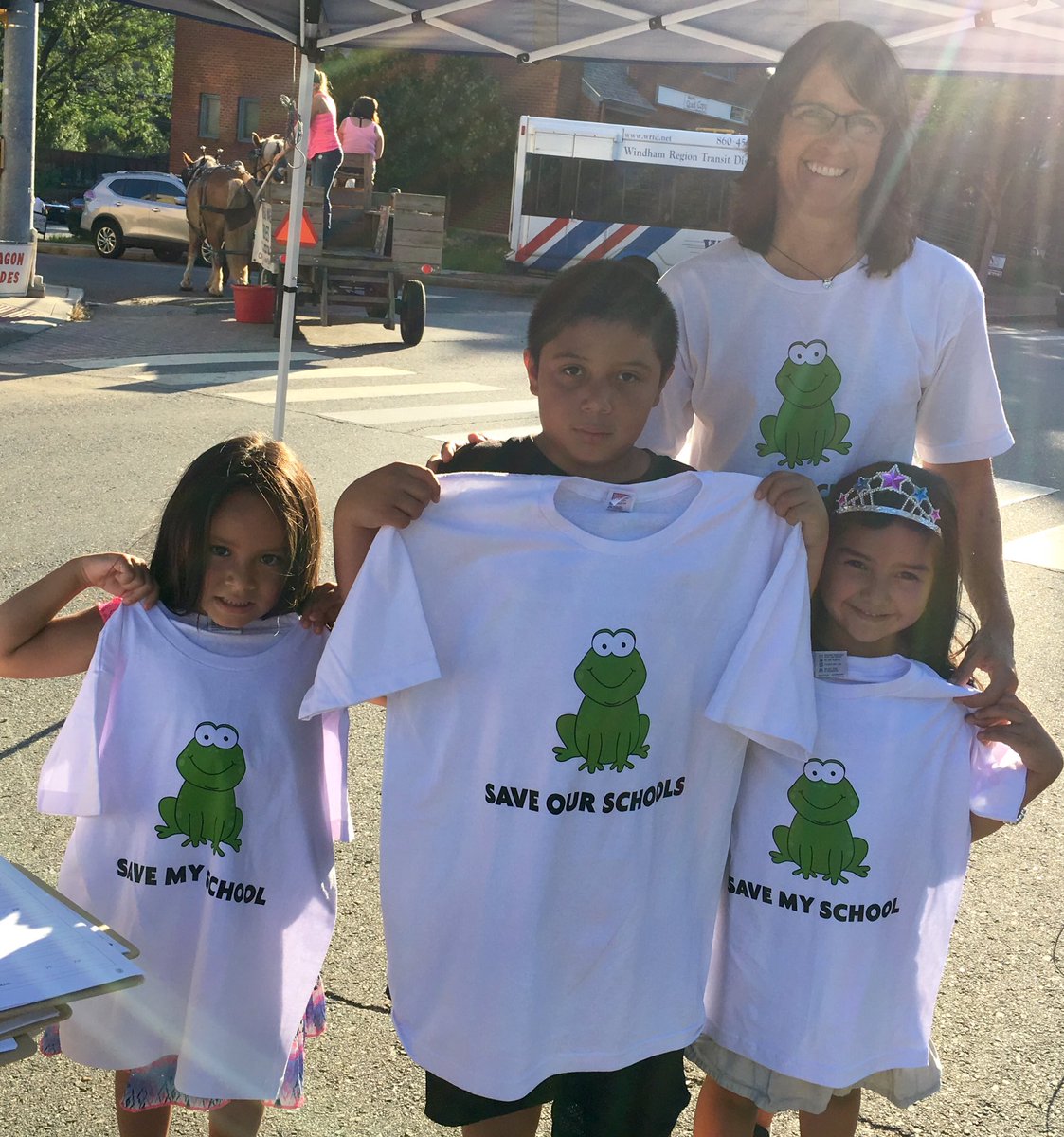 AFTCT's tweet photo. #PublicEd professionals in #WindhamUnited & their students deliver "Save Our @WindhamSchools" message. #OneWindham https://t.co/sTsNyjLOHm
