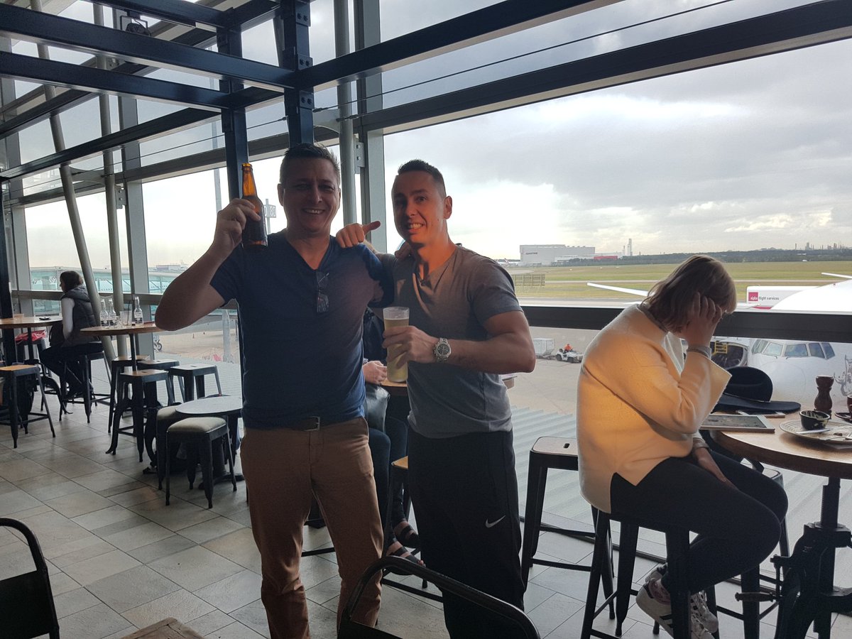 lukewadeson's tweet photo. Breakfast at Bris airport on way to New York #vitagroup #clubsuccess16 https://t.co/ONtoBkc4TS