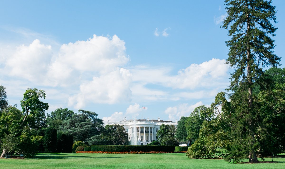 RedheadedKimber's tweet photo. Saw the #WhiteHouse. #WashingtonDC #MyFujiFilm #FujiX100T #Roadtrip2016 #LetsKeepItBlue https://t.co/f8TAr7yI9S