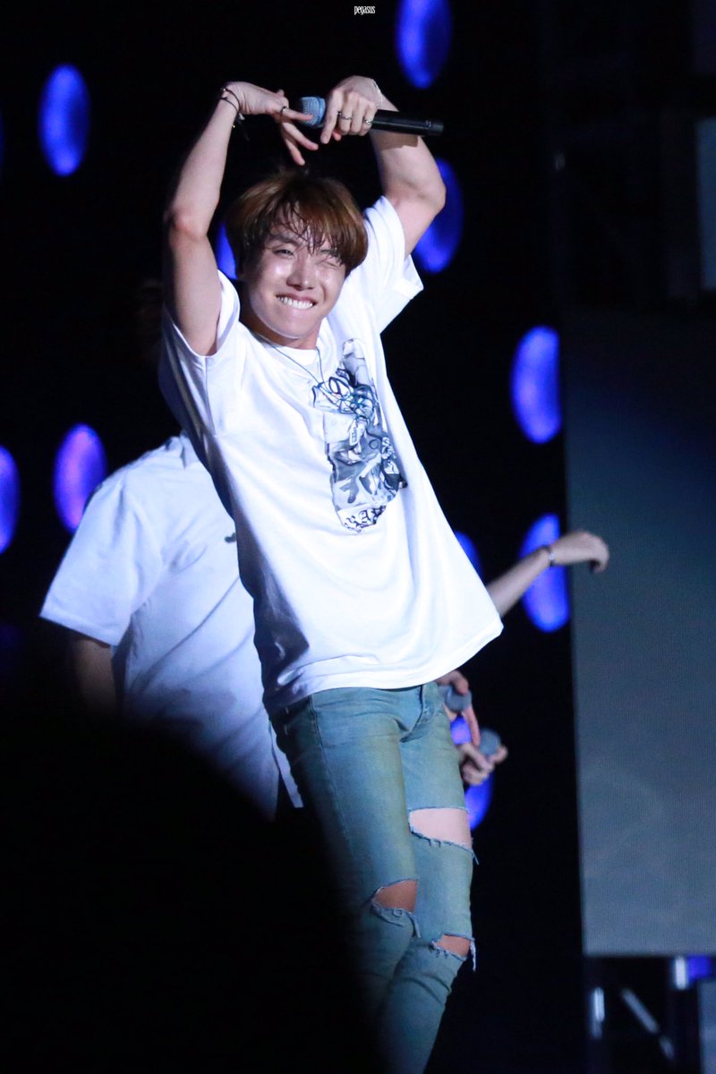 caratyounghee's tweet photo. I want to see this smile on his face forever 💖💖 Remember that we always love you Hobie 😁

#WELOVEHOSEOK https://t.co/UxSh3DVHCl