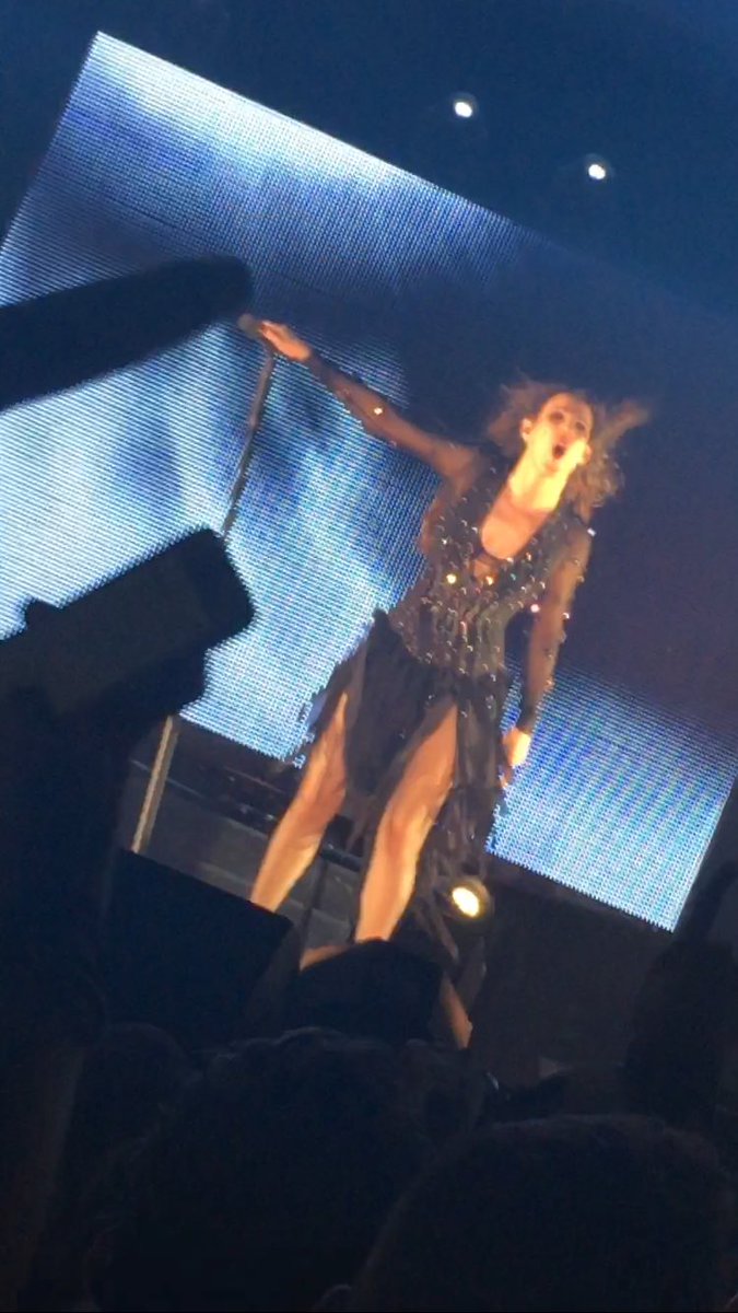 sonymss's tweet photo. @_MaluOficial_ gracias por ese pedazo de concierto que grande eres gracias x hacer realidad mi regalo de cumpleaños https://t.co/RnE7lBOQV3