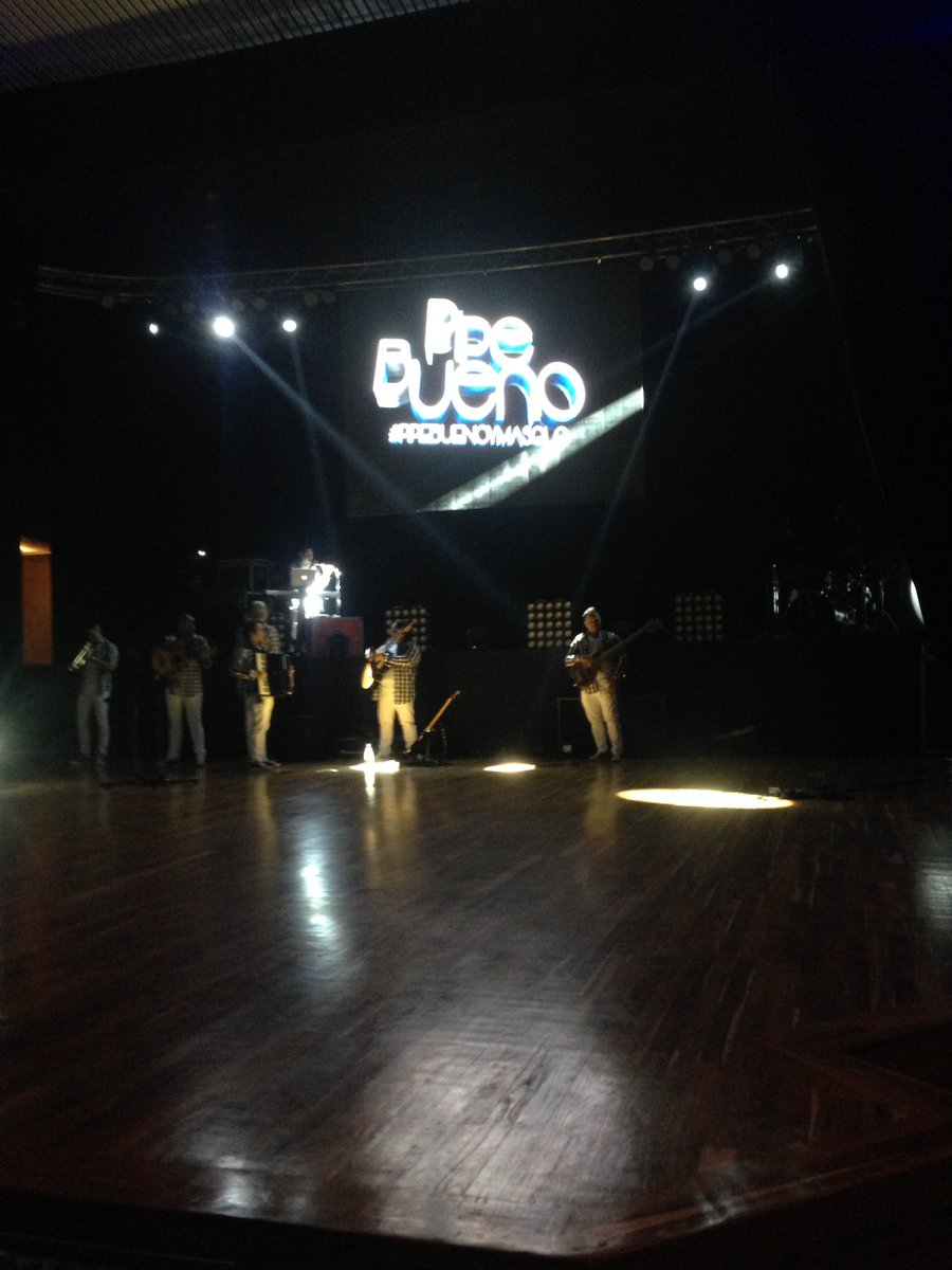 JuliiethAngulo's tweet photo. @PipeBueno @MASGLO_Oficial #PipeBuenoYMasglo 🎤🎉 https://t.co/tVmA9QwdwR
