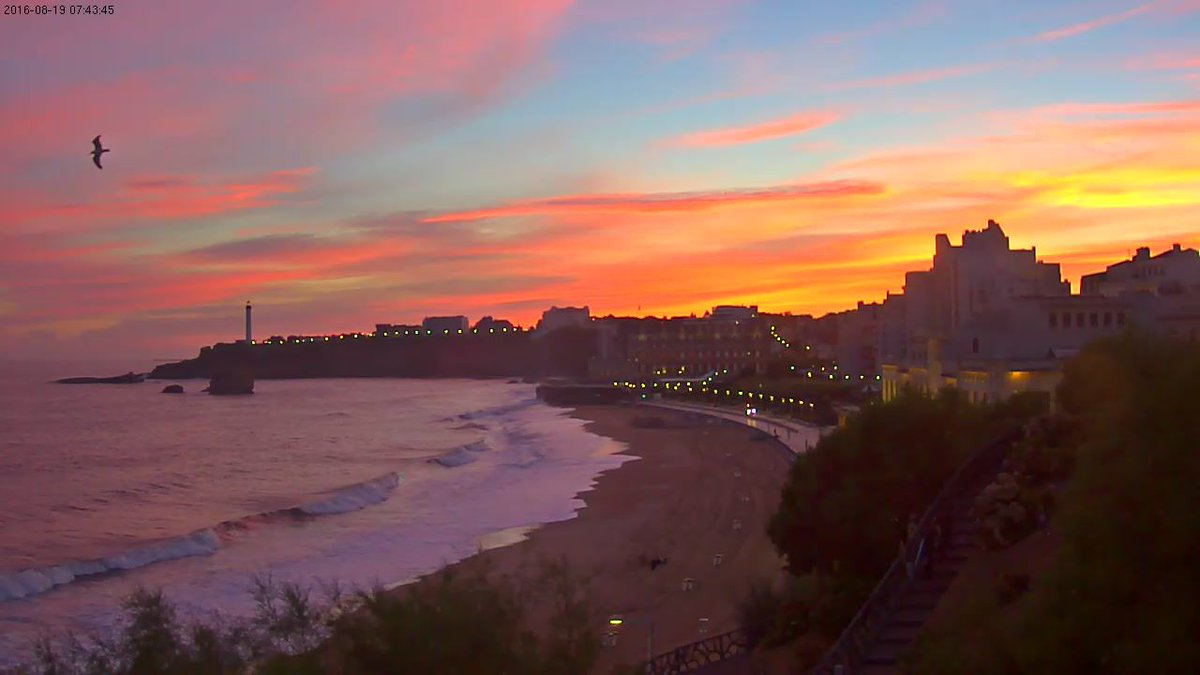 Lever de soleil capturé par la #webcam de #Biarritz ce matin - meteo-biarritz.com (#sunrise)