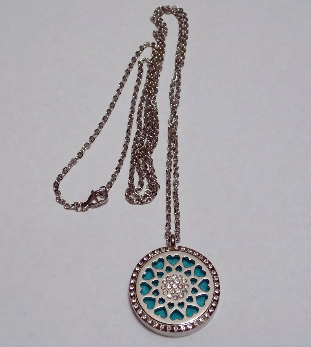 StarseedEssence's tweet photo. Flower of hearts design with crystals aromatherapy necklace for sale in our Etsy shop:https://t.co/fiaKKNNRm3 https://t.co/n3ZwIf02ee
