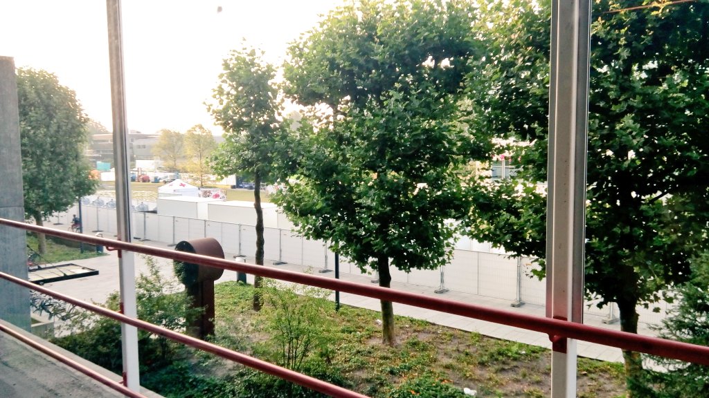 Pascal_Appel's tweet image. Dat je uitzicht ineens is veranderd in &apos;n festivalterrein. Weinig werken vandaag, gok ik zo. #TUEindhoven #IntroTUe