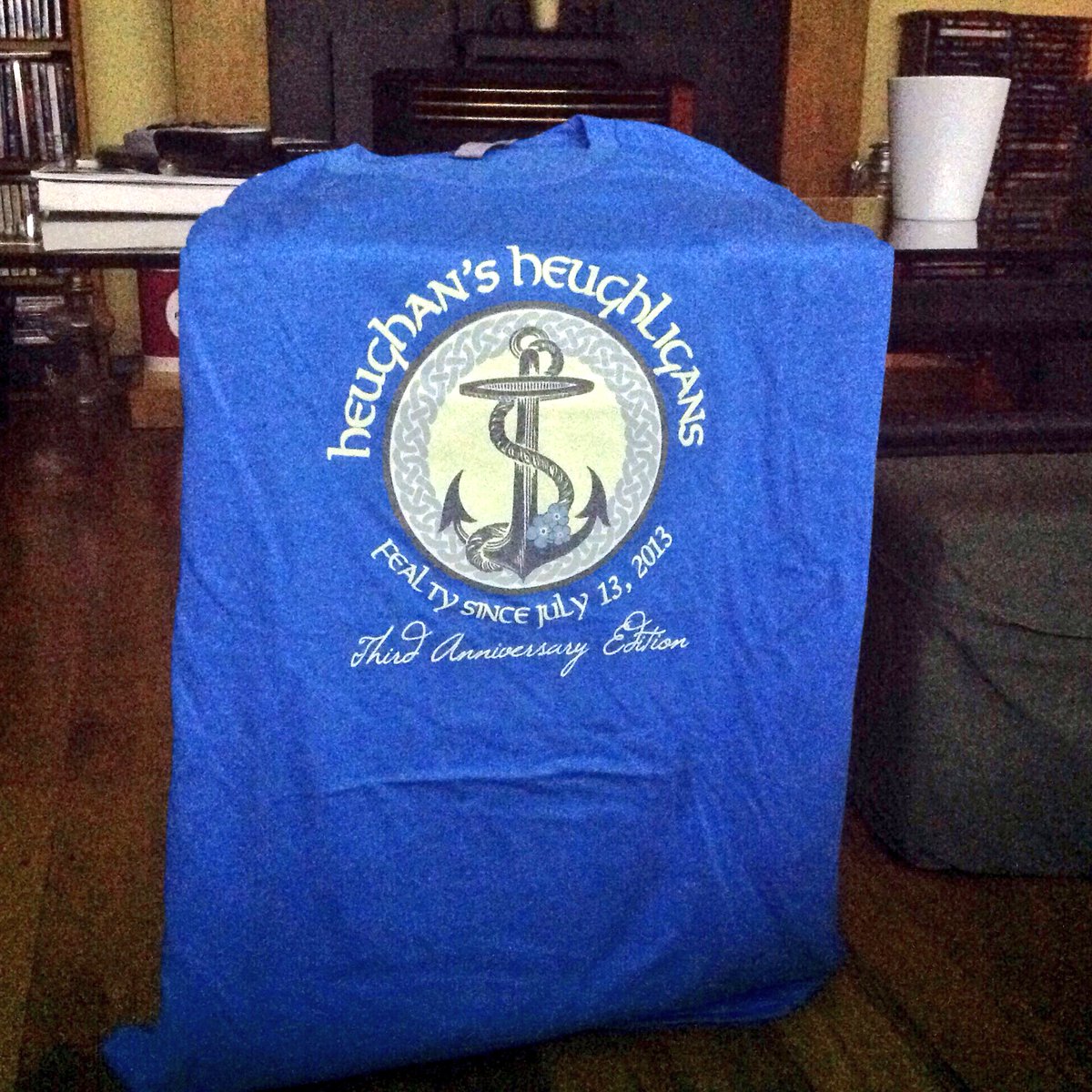 Yea my shirt arrived. all the way to New Zealand. Im very happy about it 😉🦄 <a href="/Heughligans/">Heughligans</a> @BonfireFunds #SamHeughan