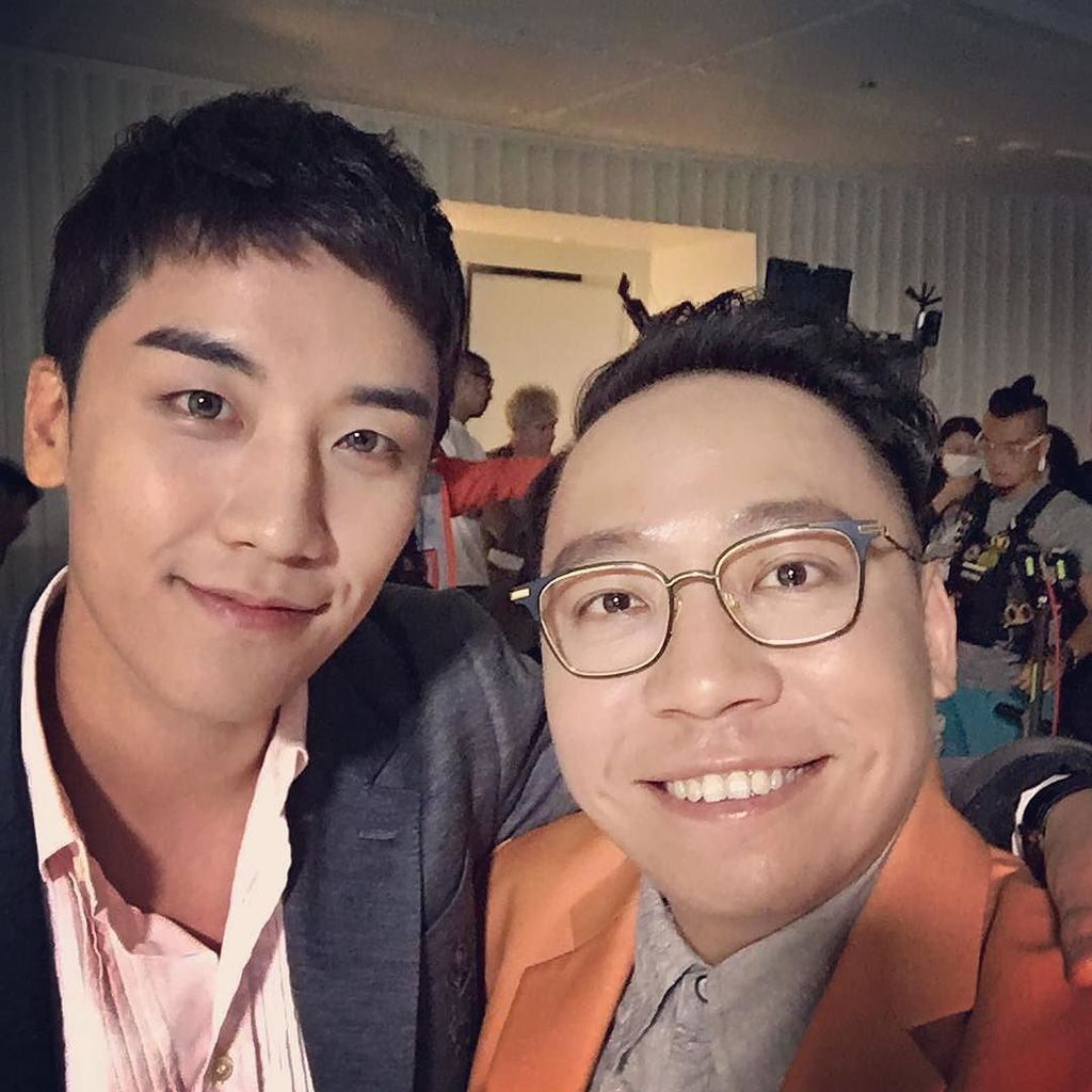 TeamBIGBANG's tweet photo. #Repost djtommyhk
工作的福利,C君同勝利拍電影。
#tgmanagement #Bigbang #勝利 #ckwan #宇愛同遊 #djtommywork https://t.co/6OwCdqvbpc https://t.co/Bc8hmms7Li