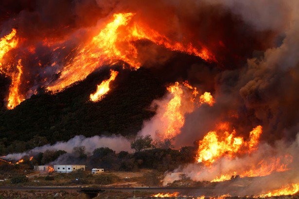 vwsfires's tweet photo. #FireFotoFriday from #BlueCutFire in California, charred 25000 ac, 80000 have been evacuated https://t.co/sza3nR8ABu https://t.co/cR590R6kNc