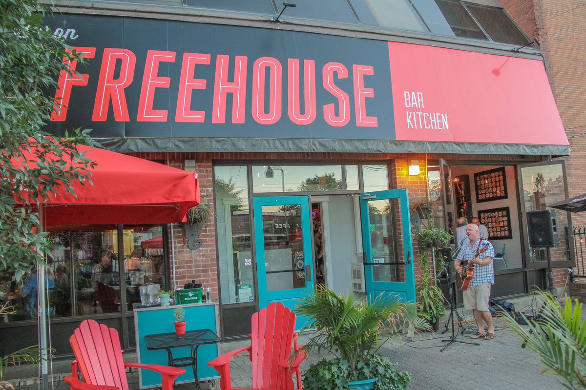 EventPhotoMan's tweet photo. Tonight @byronfreehouse cschramek@rogers.com playing on the patio, great night, great food. #lndont #ldno nt #music https://t.co/VTAI28eTCy