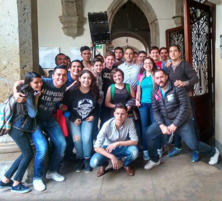 michuymedina's tweet photo. Soy #feliz cada que veo a jóvenes sonreír e interesados por participar en nuestra @udg_oficial. ¡De eso se trata! https://t.co/ghlVQlq6kW