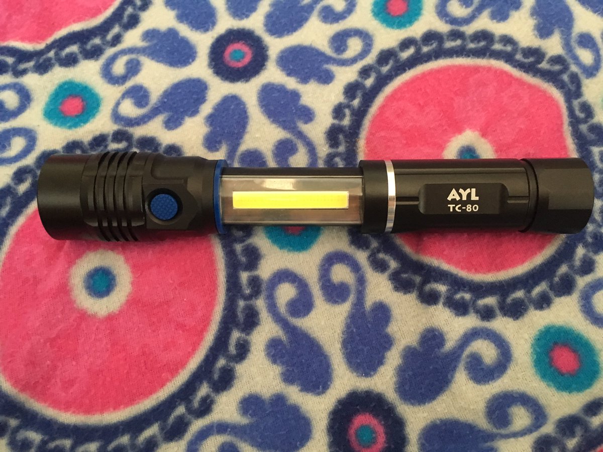 SparklewithDani's tweet image. Two flashlights in one! Great item! amzn.to/1UT6r3H #AYLFlashlight