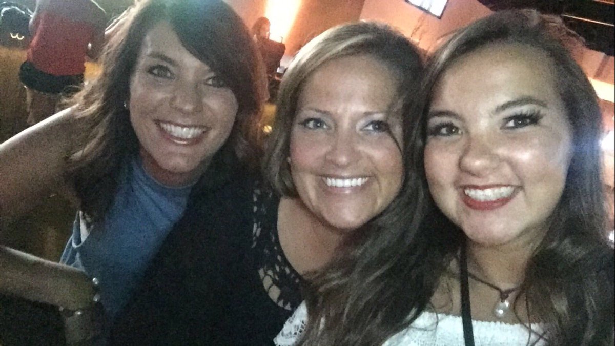 melanieburkeen2's tweet photo. Why can't every night be like a concert night...#dixiechicks2016 #weknowhowtohavefun ๐ https://t.co/JrzRYN9QZ3