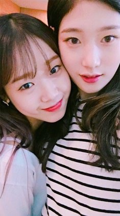 jchaeyeonglobal's tweet photo. [PHOTO] #Chaeyeon's Surprise Visit @ #Heehyun X #IOI's recording - Selca with #Yoojung #IOI #정채연 #아이오아이 https://t.co/dB6Ay5cd0t