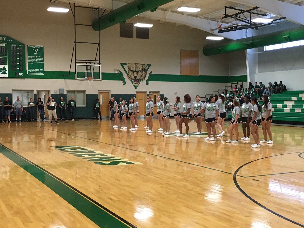 Meet the Bobcat tonight. #cheerleadersrock