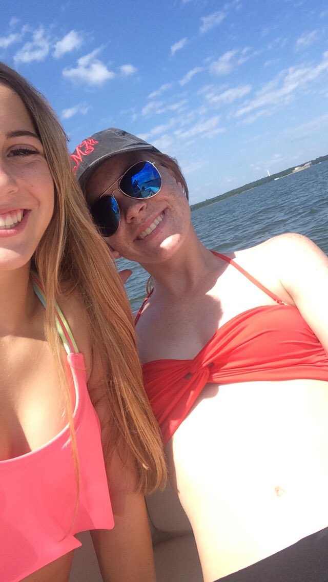 Mackenzieschuff's tweet photo. Thankful for a summer filled with lake trips and bestfriends🎣☀️💞 https://t.co/KFuAN1LikC
