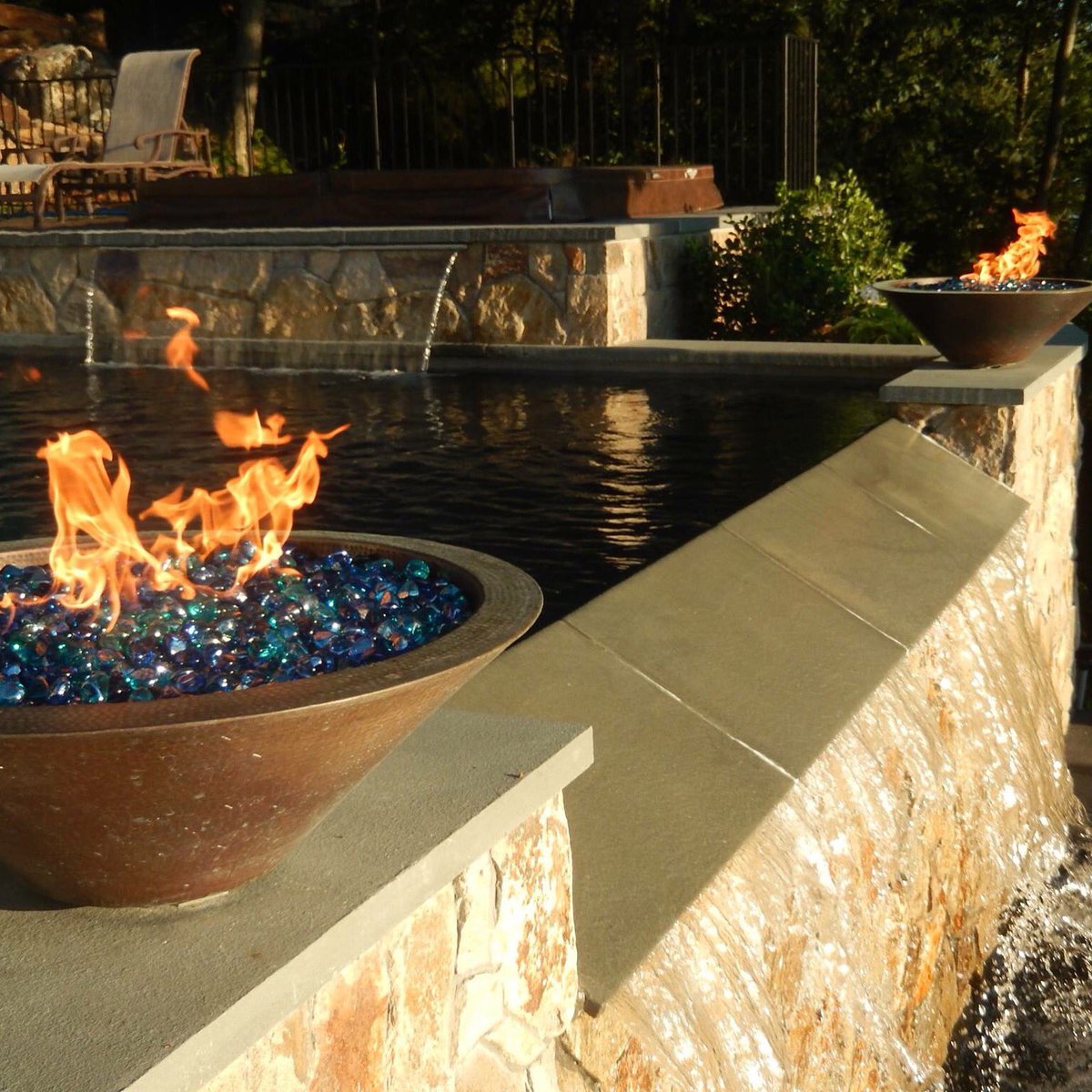 TotalPoolPatio's tweet image. Fire and water is a beautiful combo don't you think? #copperfirebowls #vanishingedgepool #sheerdecent