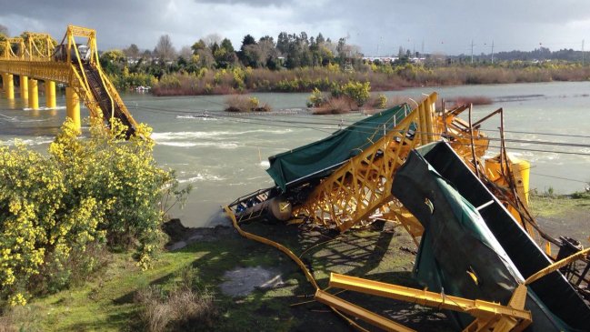 Cooperativa's tweet photo. Puente ferroviario colapsó mientras pasaba tren de carga en Pitrufquén https://t.co/kQsFYIDi9A https://t.co/9ZPjdTX8H5