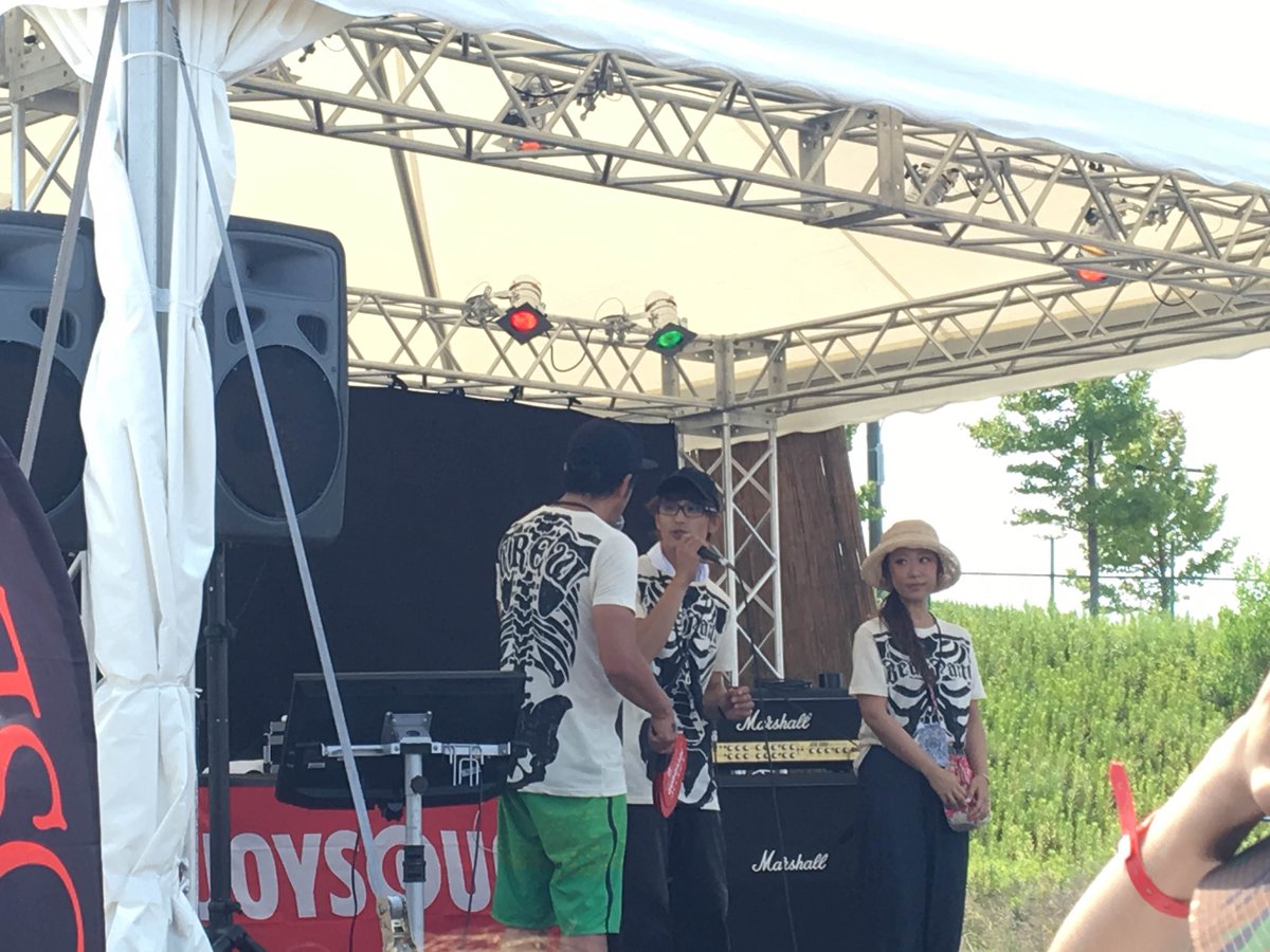gekirea_baito's tweet photo. 【激レアバイトしてきました】なんとBEAST PARTYパフォーマンス選手権の審査員をさせて頂けることに！重大任務に緊張の2人でしたが最後までしっかりと務めました！ @VAMPS_JPN #BEASTPARTY2016 #VAMPS https://t.co/ntans0usZt