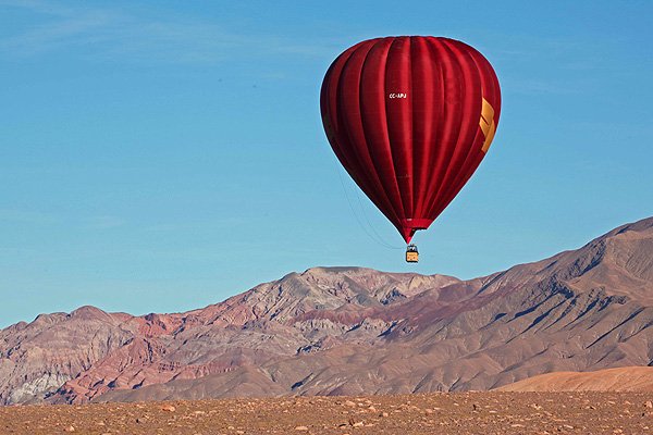 Emol's tweet image. Paseos en globos aerostáticos: El nuevo atractivo turístico en San Pedro de Atacama ow.ly/GSKA303meGx