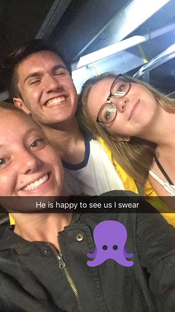 Addy_Riley19's tweet photo. When you randomly run into ur BFF in a hotel the night before they go to college 💕💕 @a_harry_guy https://t.co/thXO7K0M7f