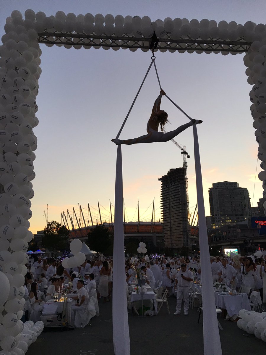 intellinvesting's tweet photo. Just hangin at the Mogo activation at @DinerenBlancVan #debvan2016 https://t.co/zSncfe26zP