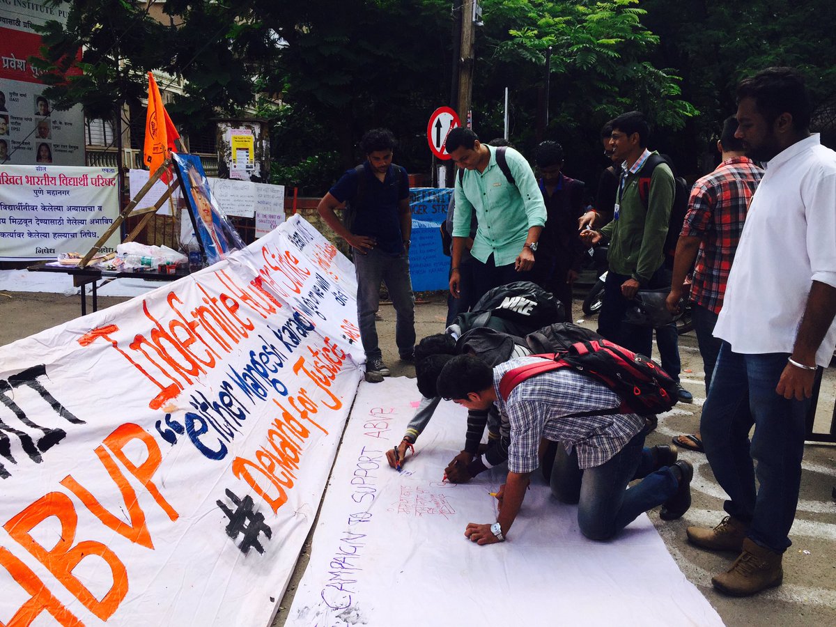 ABVPPune's tweet photo. Signature campaign to support activists on hunger strike in MIT Pune.
ज़ोर ज़ुल्म की टक्कर में संघर्ष हमारा नारा है! https://t.co/7BkdqcObvF