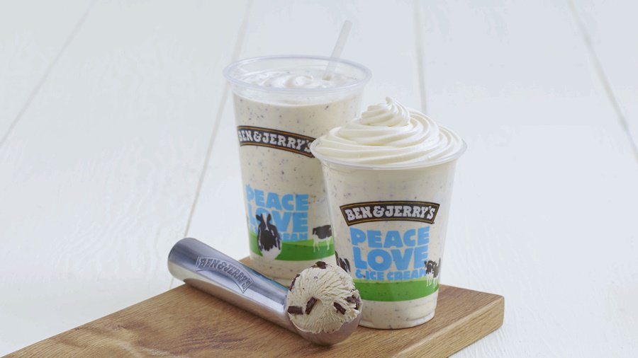benandjerrys_jp's tweet photo. ミルク色のアイスにチョコレート。このフレーバーはなーんだ？答えは「ミントチョコレートチャンク」！ミントなのに緑色じゃないのは、着色料を使っていないから。ベン＆ジェリーズのお店の隠れた人気者、シェイクにして飲んでみてね♪ https://t.co/lSpkvKim6s