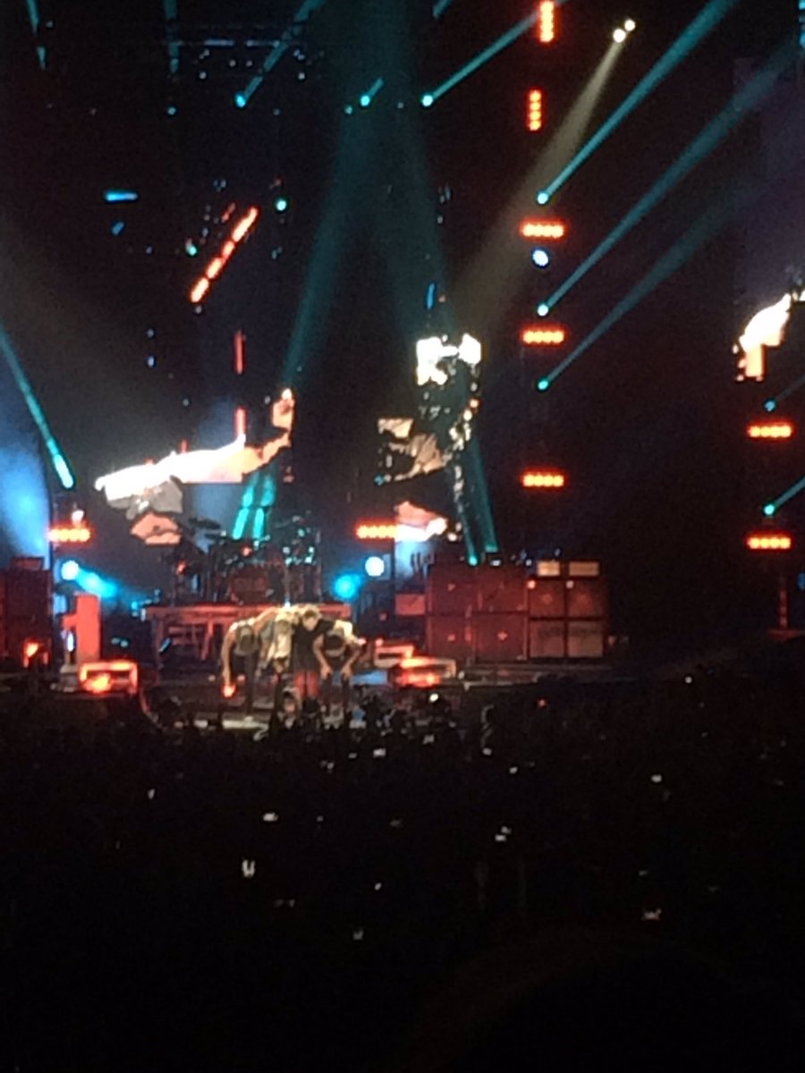 SummerrrrrD's tweet photo. Another great show by @5SOS. So glad to be able to see this band perform twice and enjoy it. Love you guys! https://t.co/zY5UdrftmP