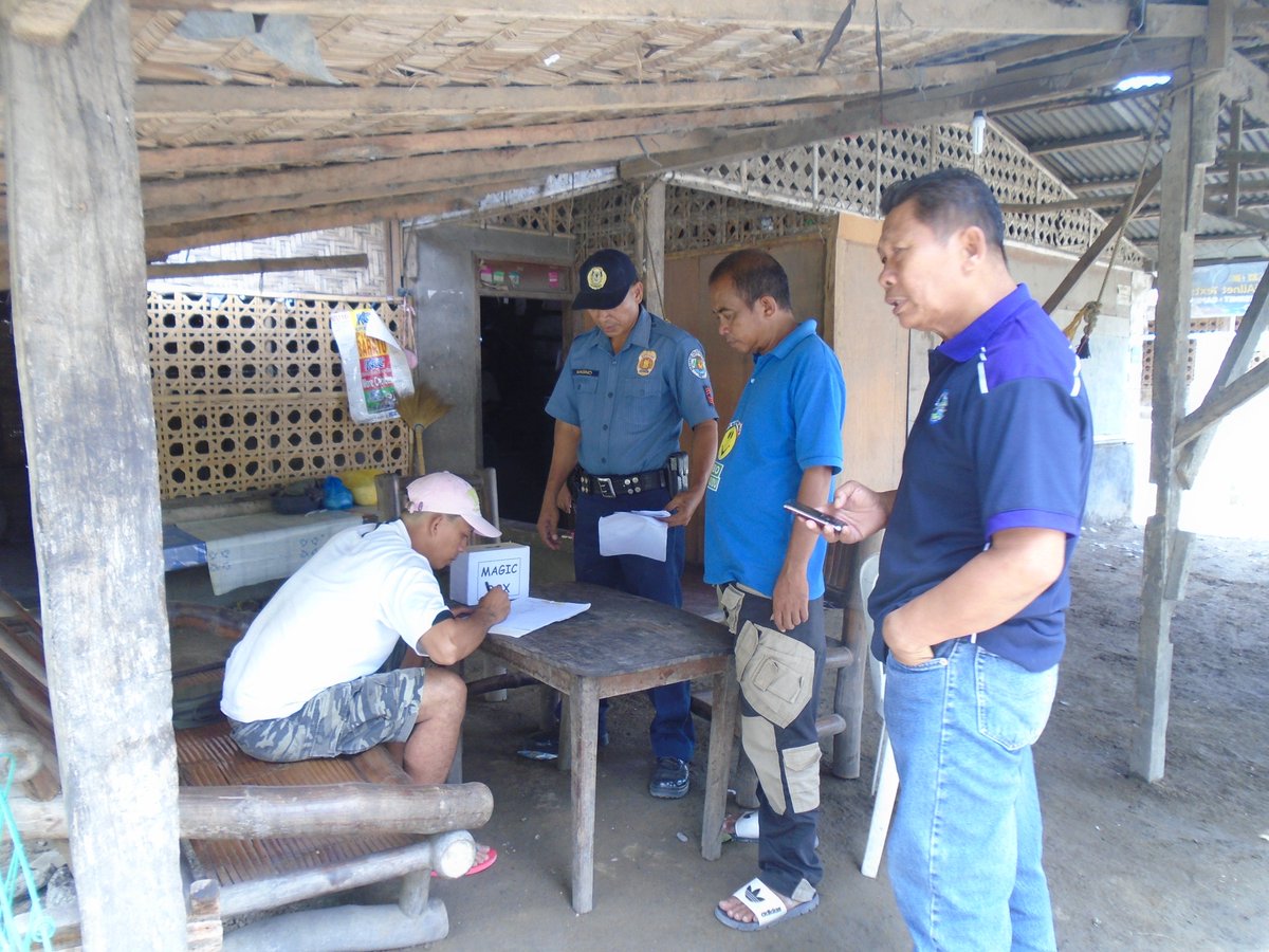 malapatanpnp's tweet photo. House to House Visitation at Purok Makisama, Brgy Lun Padidu, Sarangani Province https://t.co/gm14hlbsgN