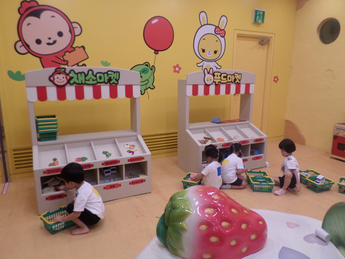 만 4,5세 친구들이 몇일전부터 기대하며 기다린 코코몽 키즈랜드에서 즐거운 시간을 보내고 왔습니다.  에어바운스놀이, 시장놀이, 자동차 경주 놀이 등 다양한 놀이를 하며 더운 여름에 시원하게 활동하였답니다.~