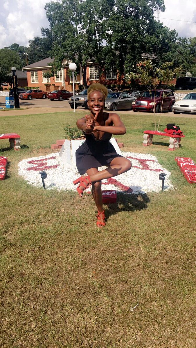 _Jossette_'s tweet photo. I Love My Sigma Alpha Iota #KappaMuMade #TitanicPitchesSpring16 #AcousticRose (that's me) #1903🌹 I slayed 😌❣ https://t.co/NsOPK0hDlA