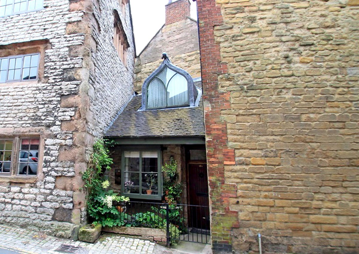 Verde_Today's tweet photo. This house on the market for £200,000. What makes it so special? https://t.co/3jBABAxB7y