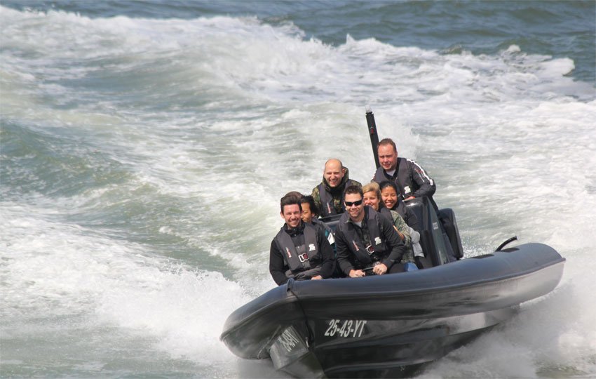 Met 100 km per uur over de golven te springen dat is #powerboatracen! ow.ly/bkxt303o2CW