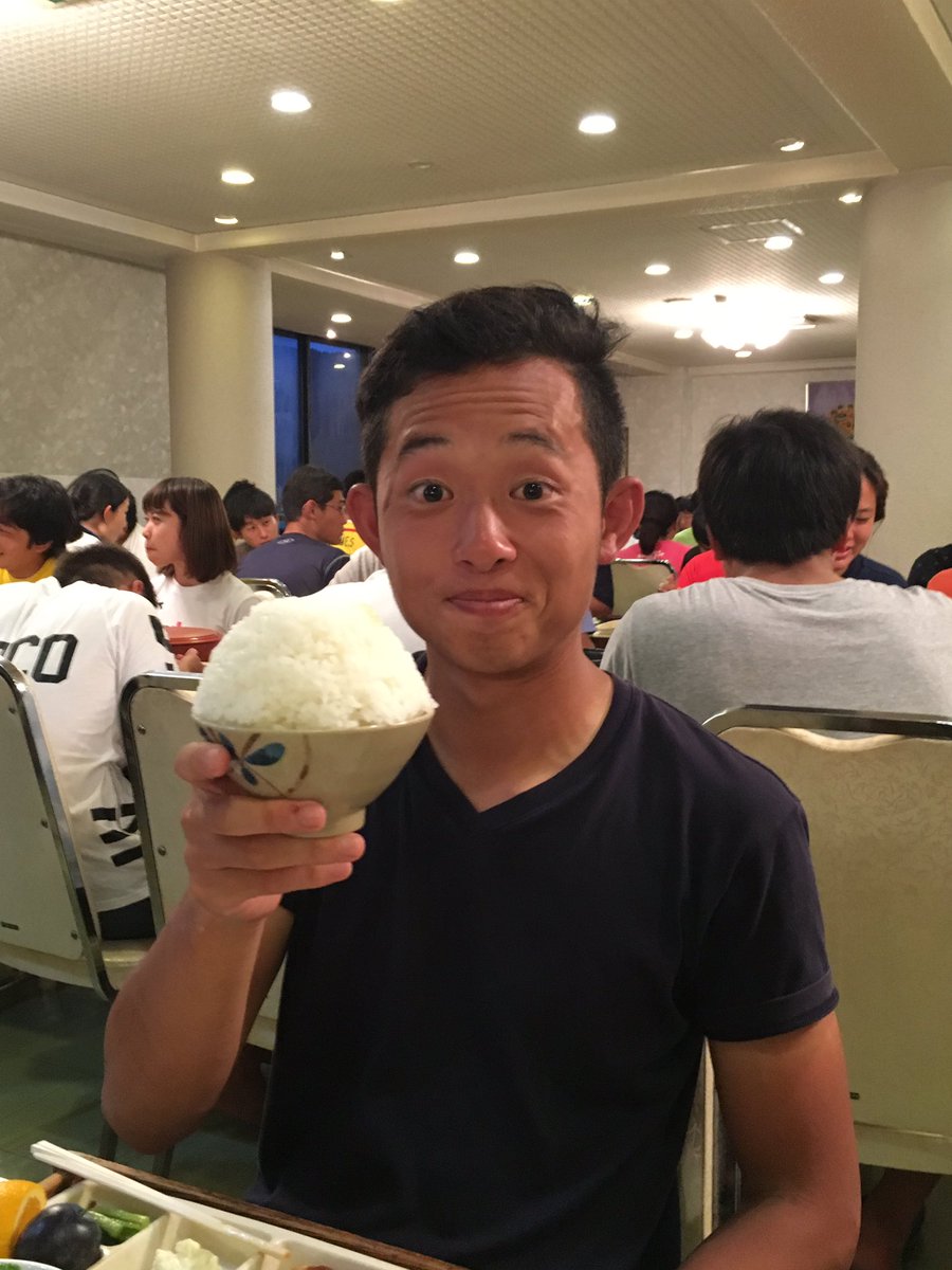 【菅平合宿3日目】
これまでの試合で挙がった反省点を踏まえて、試合を意識した練習ができたと思います！！
今日の練習を生かして明日からの試合にも臨んでいきたいです💪🏼
写真は、試合前の選手たちとよく食べる1年プレイヤーです!