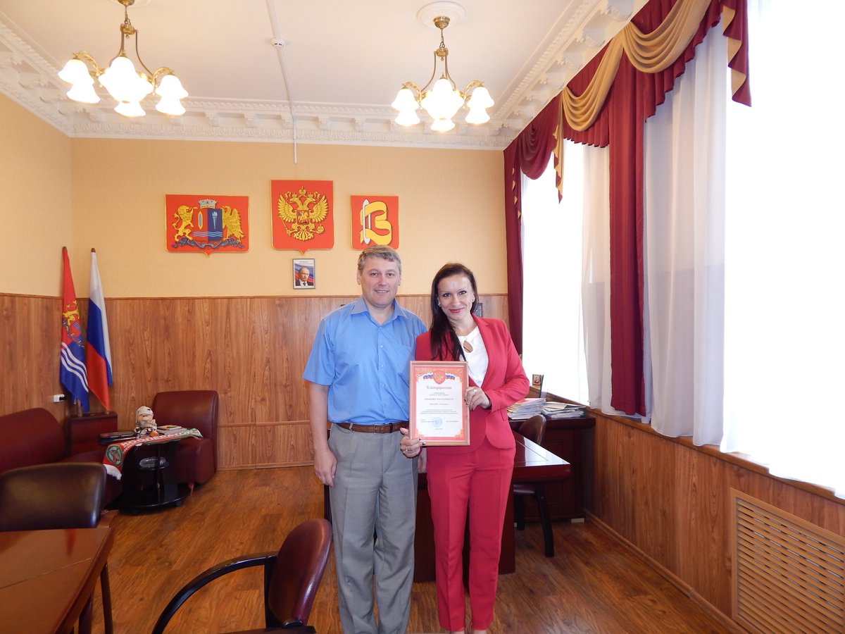 М. Е. Куприянов вручил благодарности ООО"Семигорье" и "Вичугский КЦСОН" за активное сотрудничество с адм. г.о.Вичуга