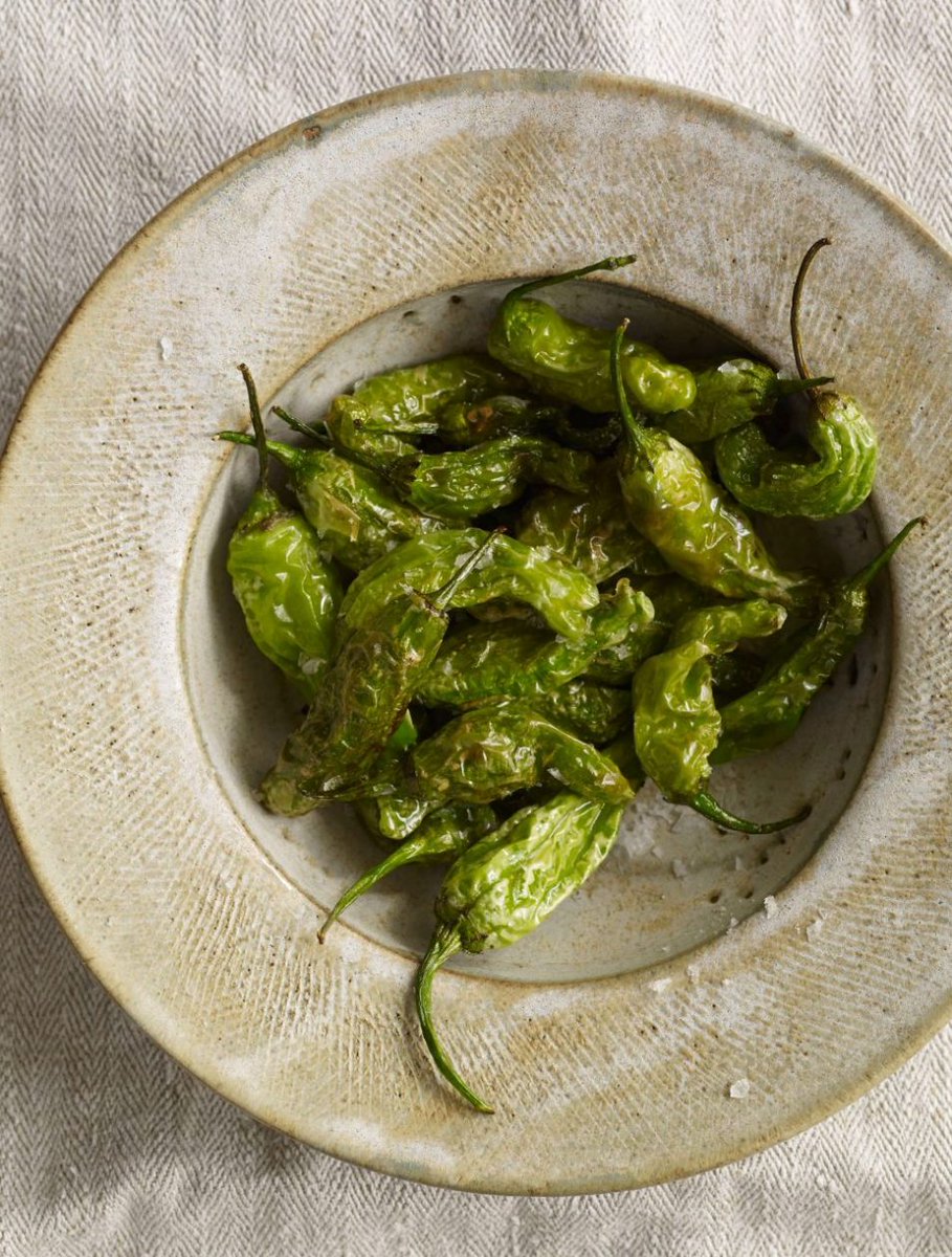 LuckyPeach's tweet image. Four steps to the ultimate shishito pepper snack/side: ow.ly/CBJN303j7XE #insomniaccookingclub